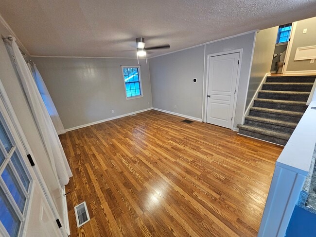 Building Photo - 290 Emerald Dr