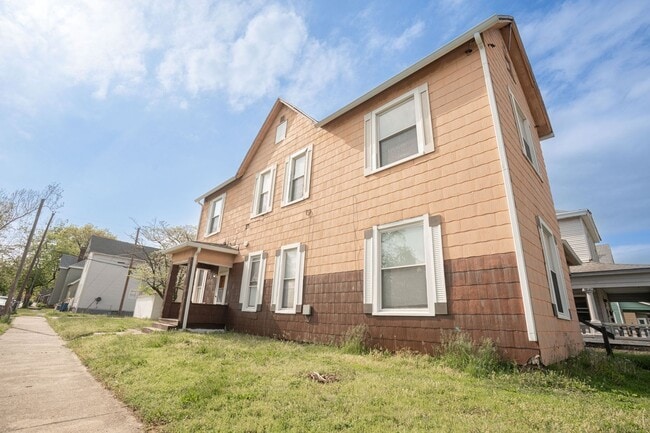 Building Photo - 731 S 7th St