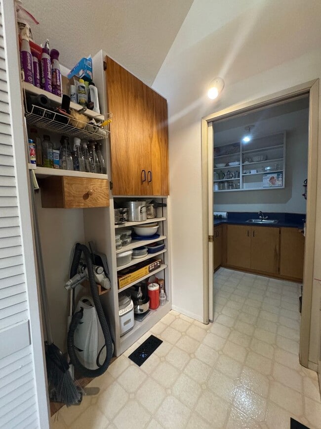 Building Photo - 3 Bedroom/ 2.5 Bath