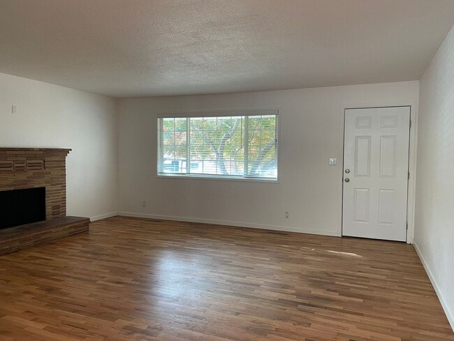 Building Photo - Nice 3 Bedroom 2 Bath Home-Office Space-Located in a Quiet East Medford  Nieghborhood East Medford
