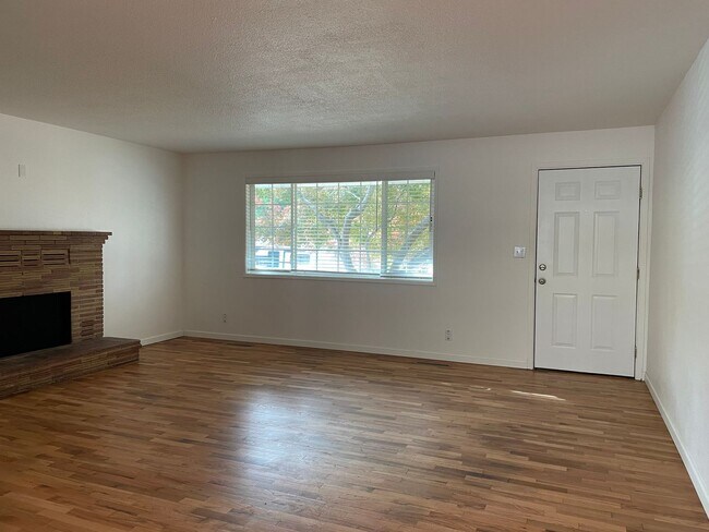 Foto del edificio - Nice 3 Bedroom 2 Bath Home-Office Space-Located in a Quiet East Medford  Nieghborhood East Medford