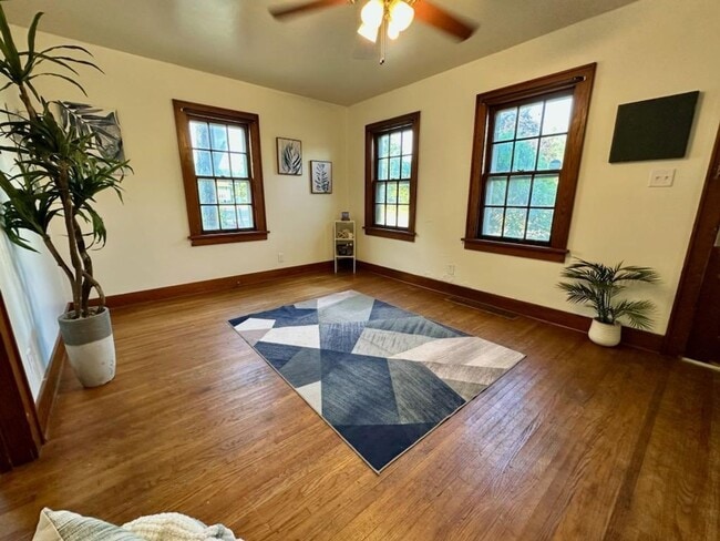 Building Photo - 2 bed, 1 bath home for rent in Waterloo