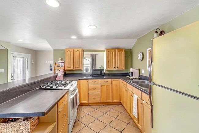Building Photo - 1420 Pinyon Ave