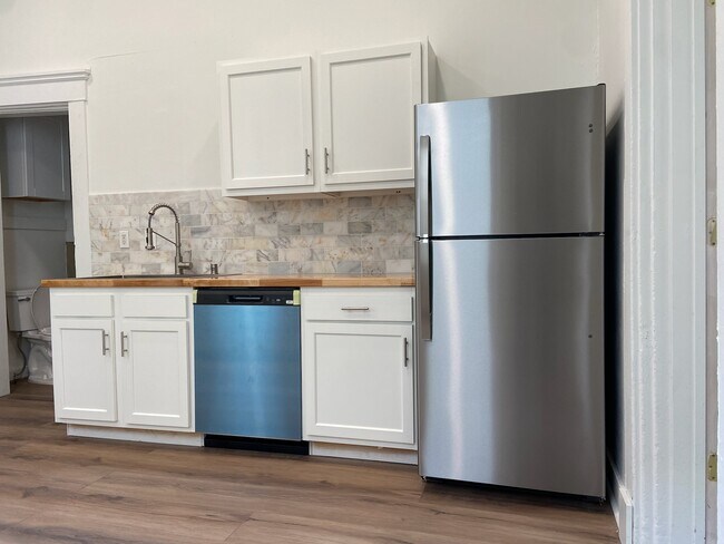 Foto del edificio - 217 W 10th St