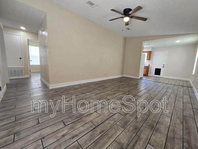 Building Photo - 8900 Forest Oak Dr