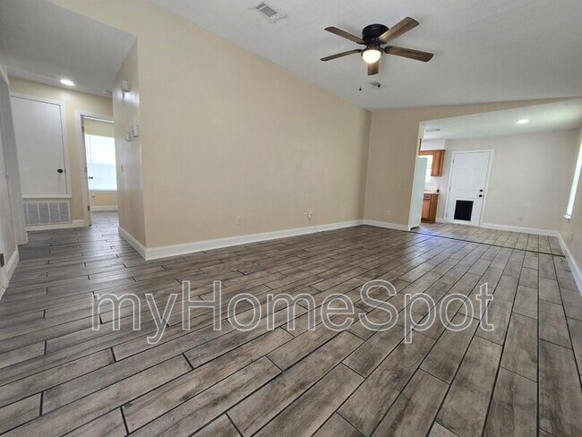 Foto del edificio - 8900 Forest Oak Dr