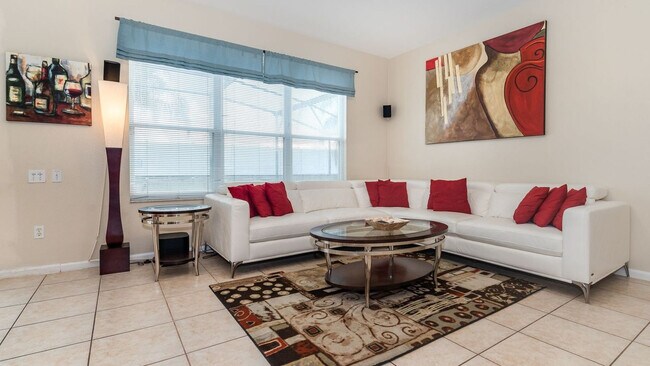 Foto del edificio - 8008 King Palm Cir