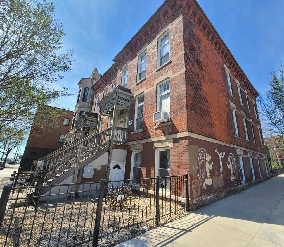Primary Photo - 2005 S Ashland Ave