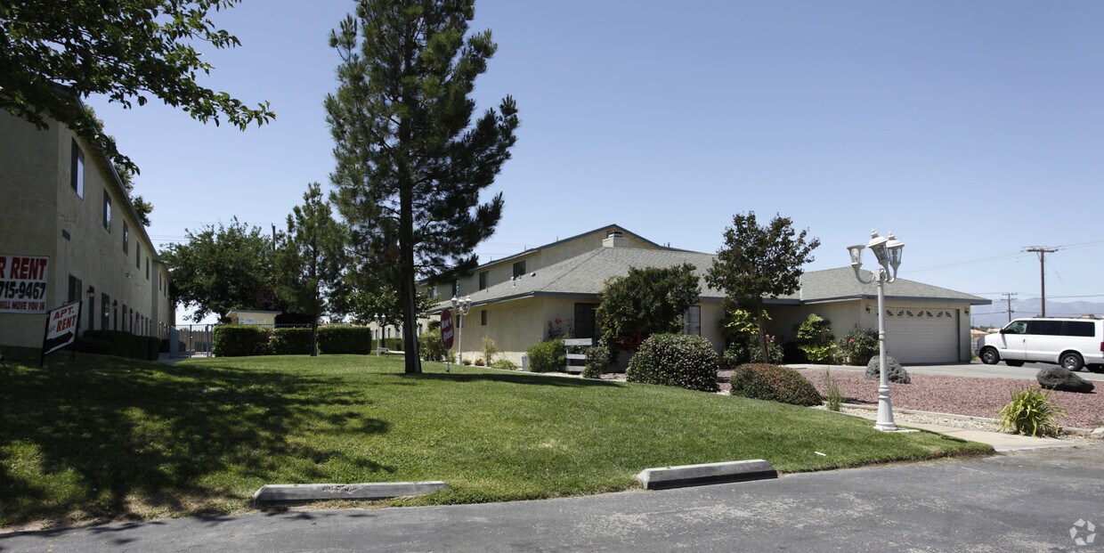Foto principal - 16131-16153 Bear Valley Rd