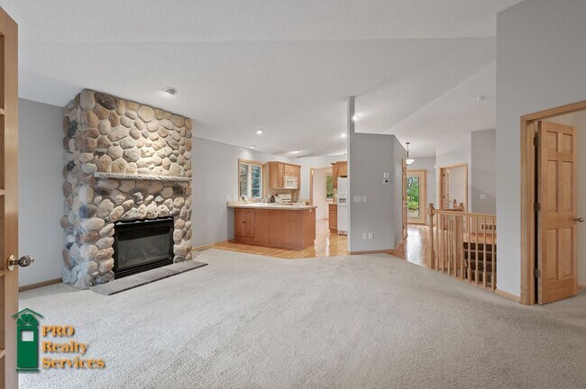 Building Photo - 3 Bedroom Townhome in Shorewood **Half Off...