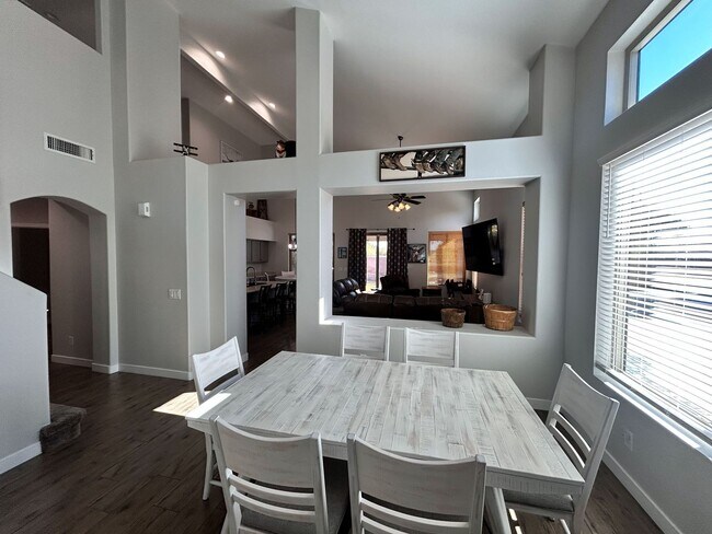 Foto del edificio - Beautiful fully furnished 4-bedroom, 2.5-bath home located near downtown Gilbert!