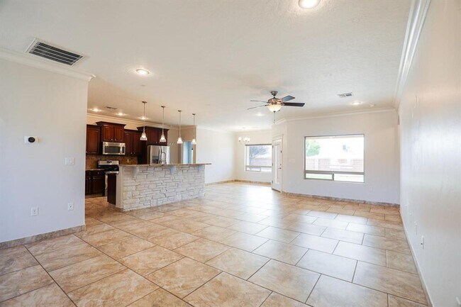 Foto del edificio - Beautifully Kept 4 Bedroom Home with Solar...