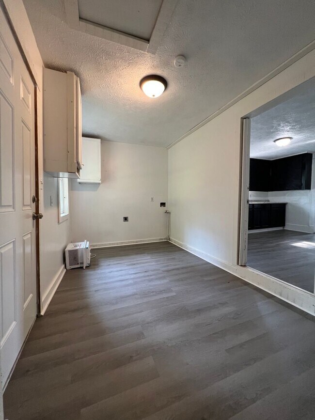 Building Photo - Completely renovated 1 bedroom home!
