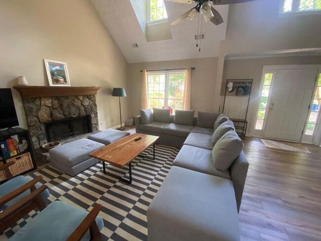 Foto del edificio - 420 Ridge Ct