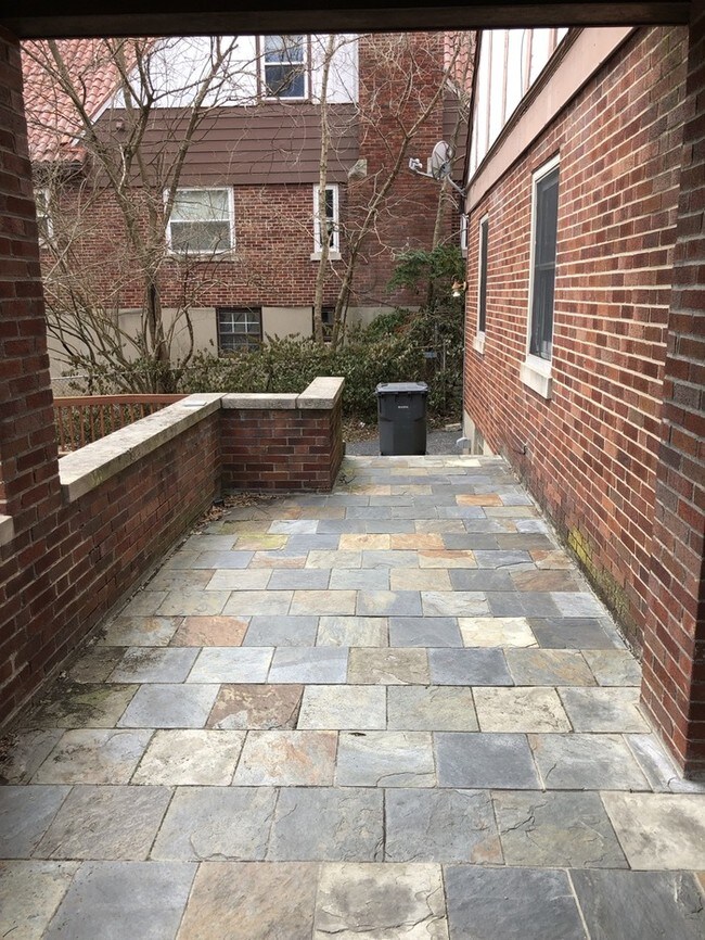 Building Photo - Gorgeous Westwood Tutor with Lots of Charm!
