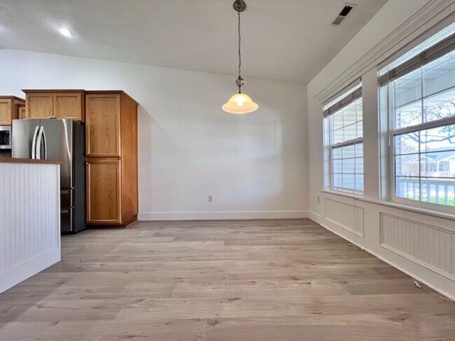 Building Photo - Charming Townhouse Oasis in Meridian: Perf...