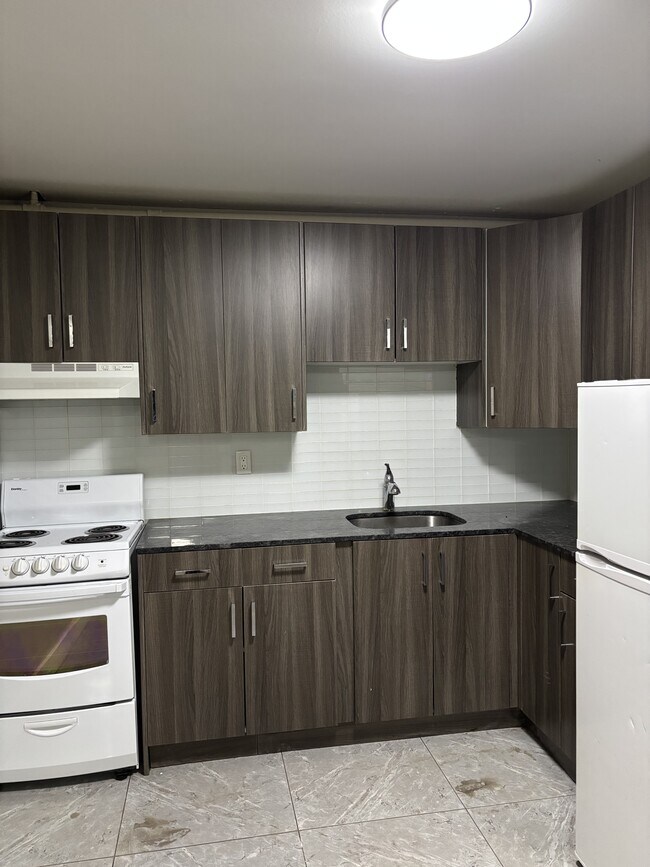 Building Photo - 3511-3118 118 Ave NW