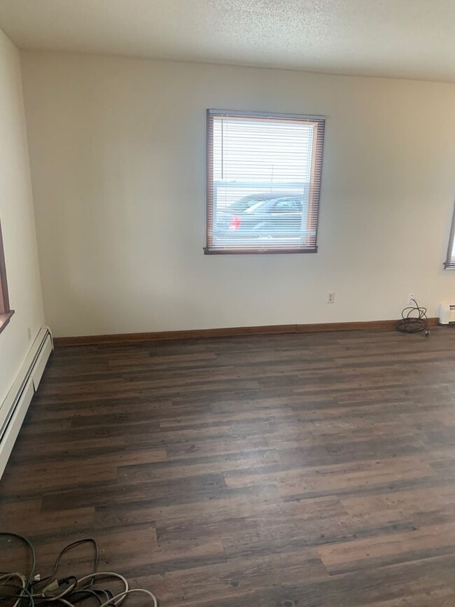 Building Photo - 2 bedroom 1 bath lower apartment