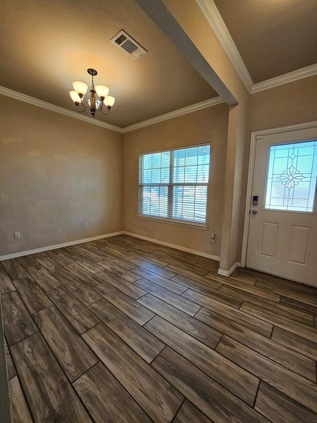 Building Photo - 607 NE Ave E Pl