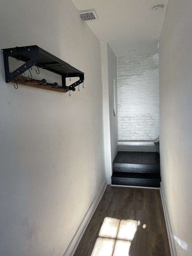 Foyer - 817 Cameron St