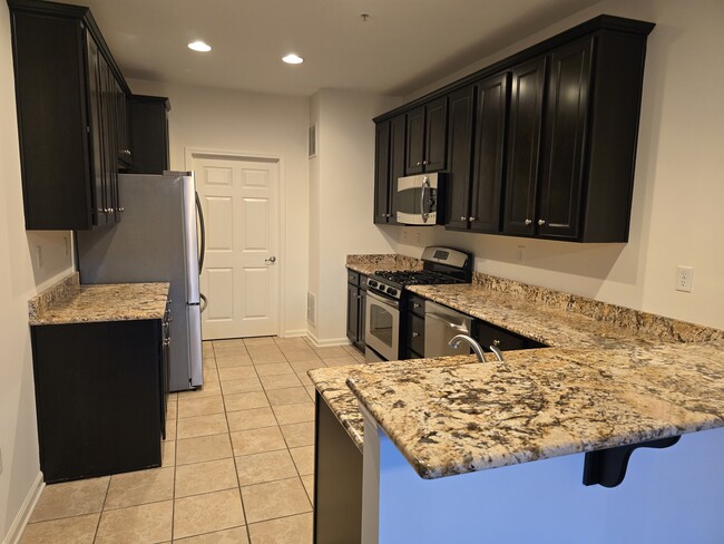 Chef's kitchen with stainless steel appliances (Refrigerator replaced new October 2024) - 39 Station Sq