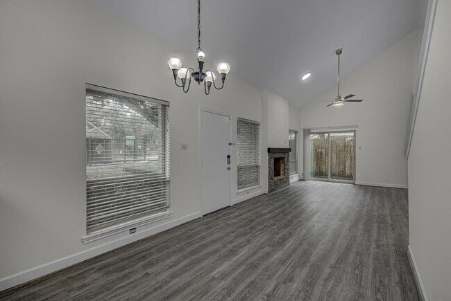 Foto del edificio - 13975 Hollowgreen Dr