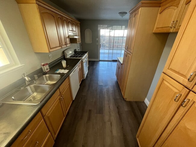 Building Photo - 4 Bed/3 Bath w/Loft.  HURRY won't Last Lon...