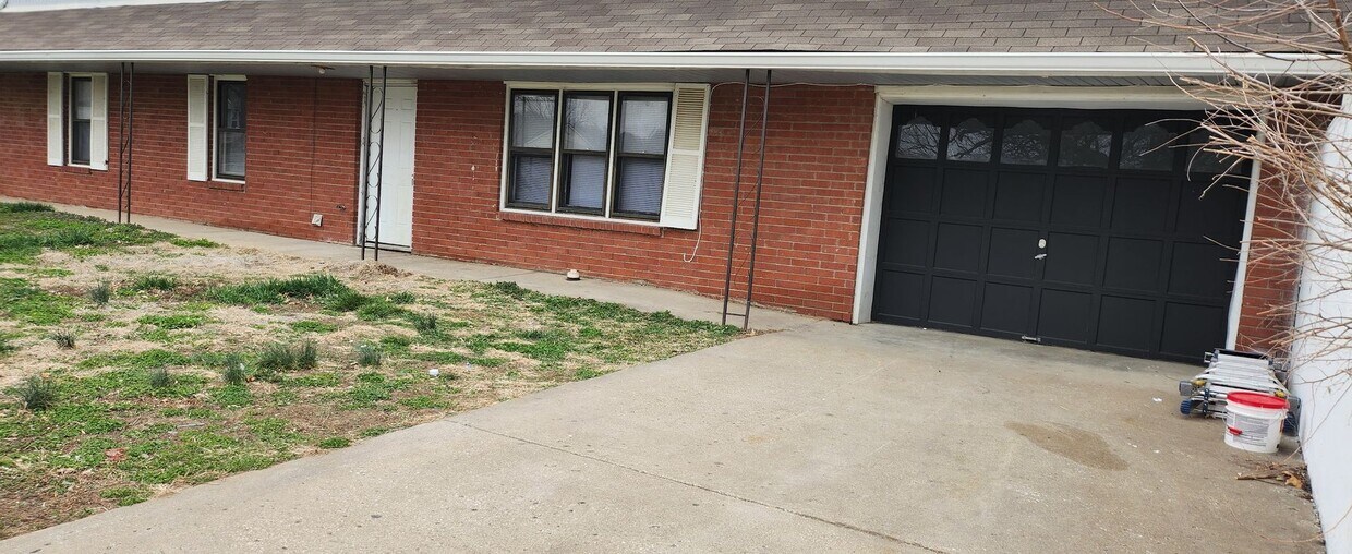 Foto principal - 3 Bed 2 Bath Duplex Now Available!