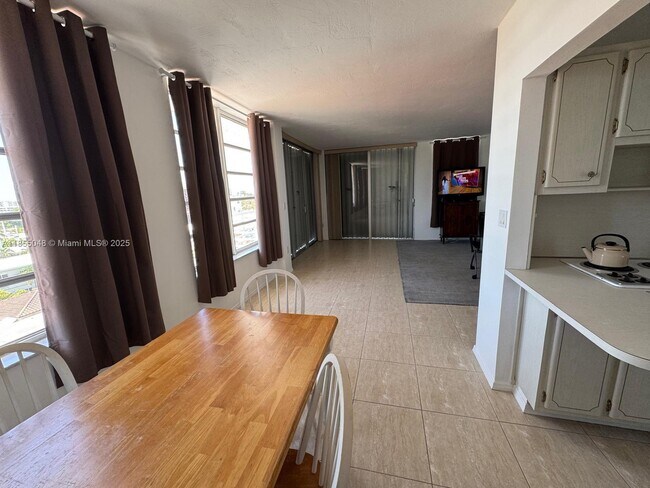 Foto del edificio - 7800 Carlyle Ave