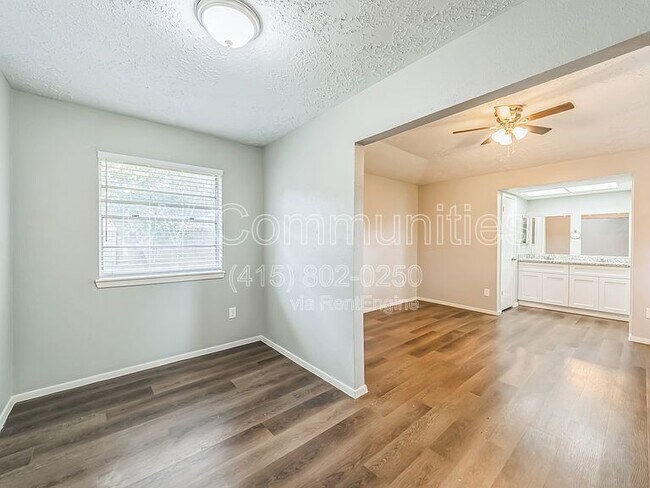 Foto del edificio - 11823 Bee Ln