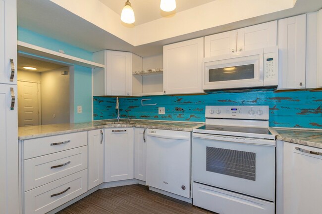 Building Photo - Stunning two bedroom condo!