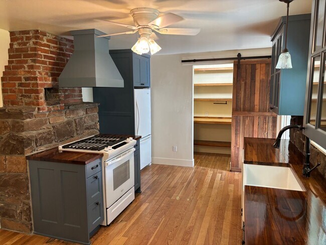 Foto del edificio - Updated 3 Bed Home with Large Backyard