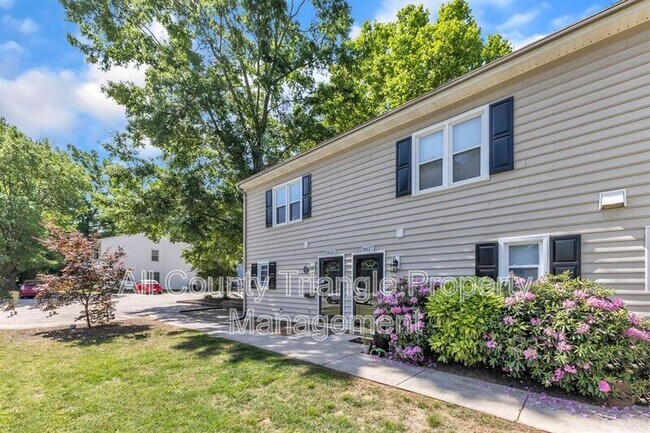 Foto del edificio - 8835 Chapel Hill Rd