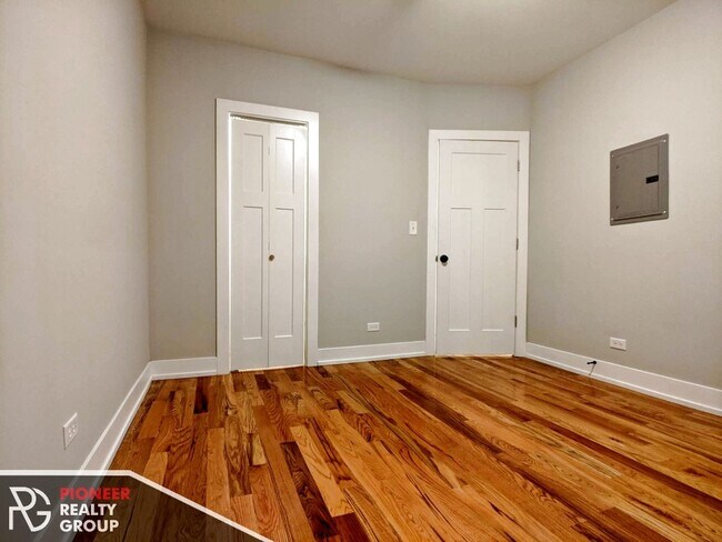 Building Photo - 1 bed in East Lakeview