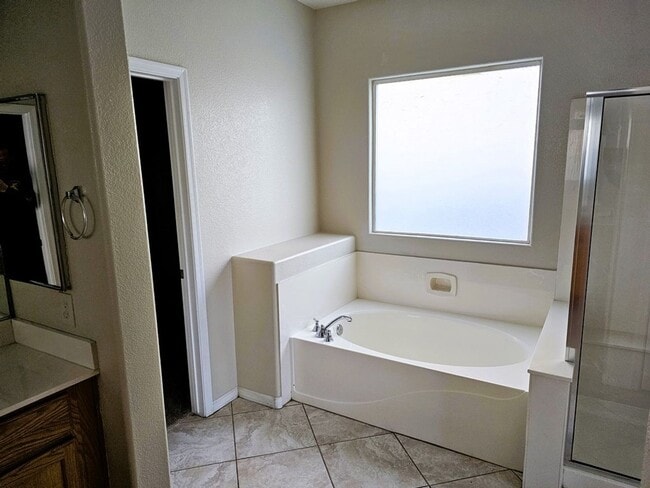 Building Photo - Aliante 4 bedroom 3 bath!!