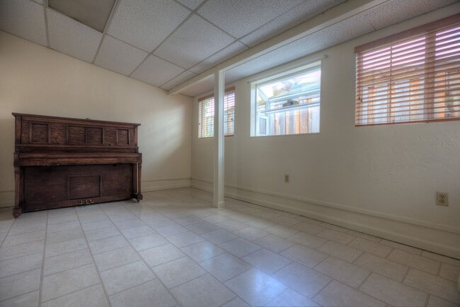 Building Photo - Spacious 3 bed/2bath home in Southgate Hay...