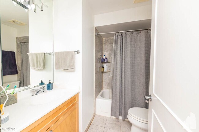 Foto del edificio - 1 br, 1 bath Condo - 6102 N Sheridan Rd