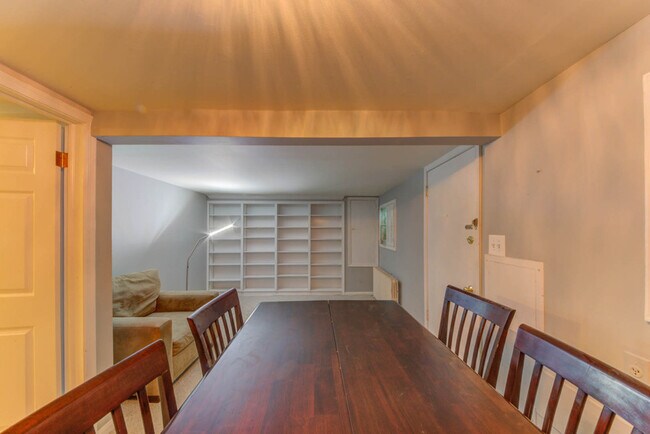 Building Photo - Lovely English Basement in the Ideal Locat...