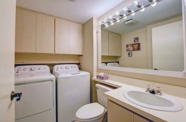 Building Photo - 1940 Hartford Ct