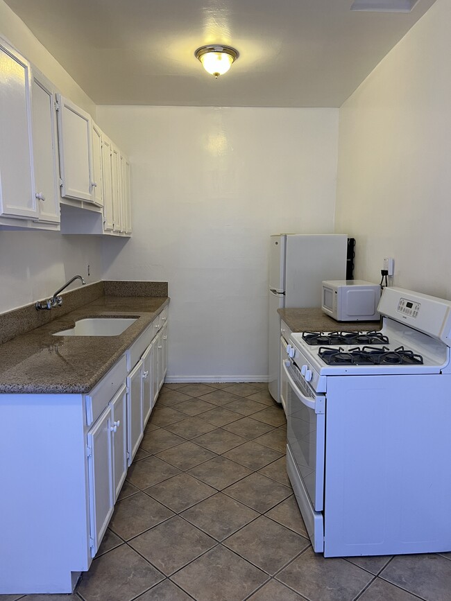 Foto del edificio - 2041 N Vermont Ave