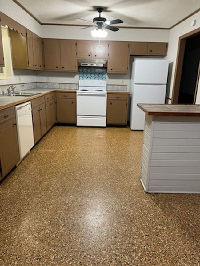 Building Photo - SINGLE FAMILY HOME