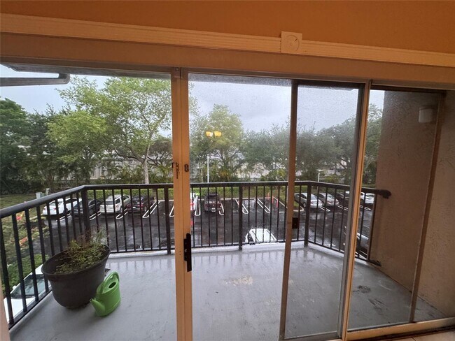Foto del edificio - 9001 Wiles Rd