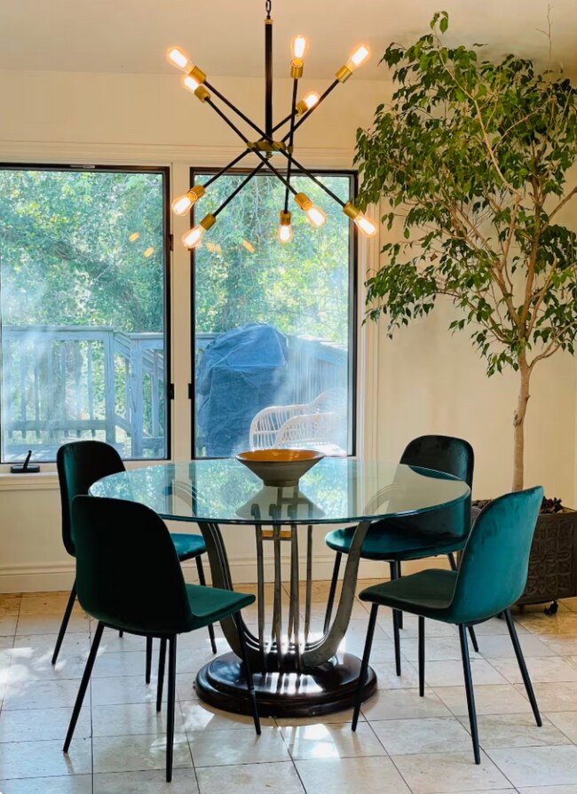 Comedor informal - 1656 N Broadview Dr