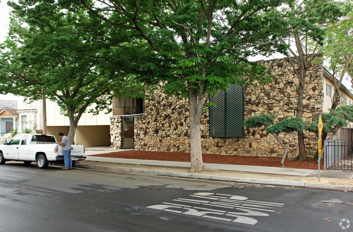 Building Photo - 119 N Calaveras St