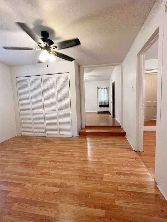 Building Photo - 2 Bedroom House - Sublease