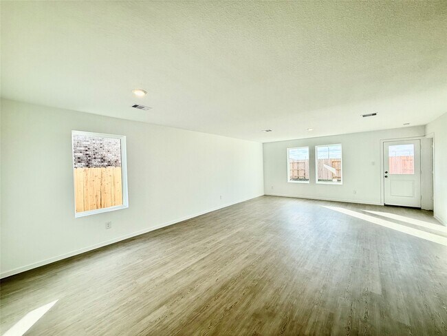 Foto del edificio - 16211 Rustic Pr Dr