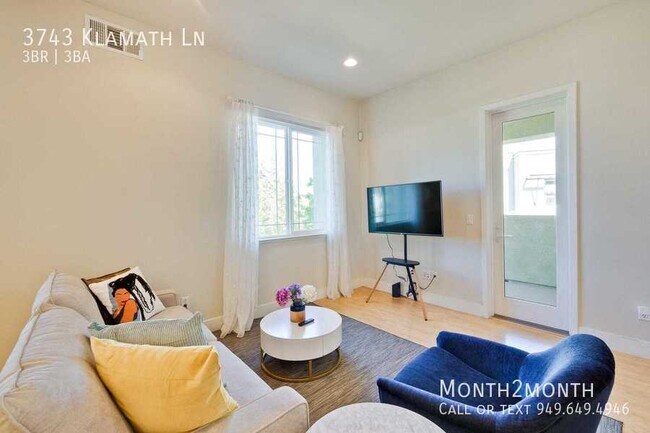 Building Photo - Compact Luxury Townhome on Klamath Ln