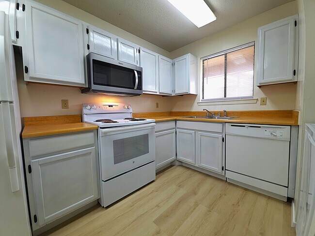 Foto del edificio - Get ready to fall in love with comfortable, carefree living at Courtyard Condominiums in Tyler, TX!