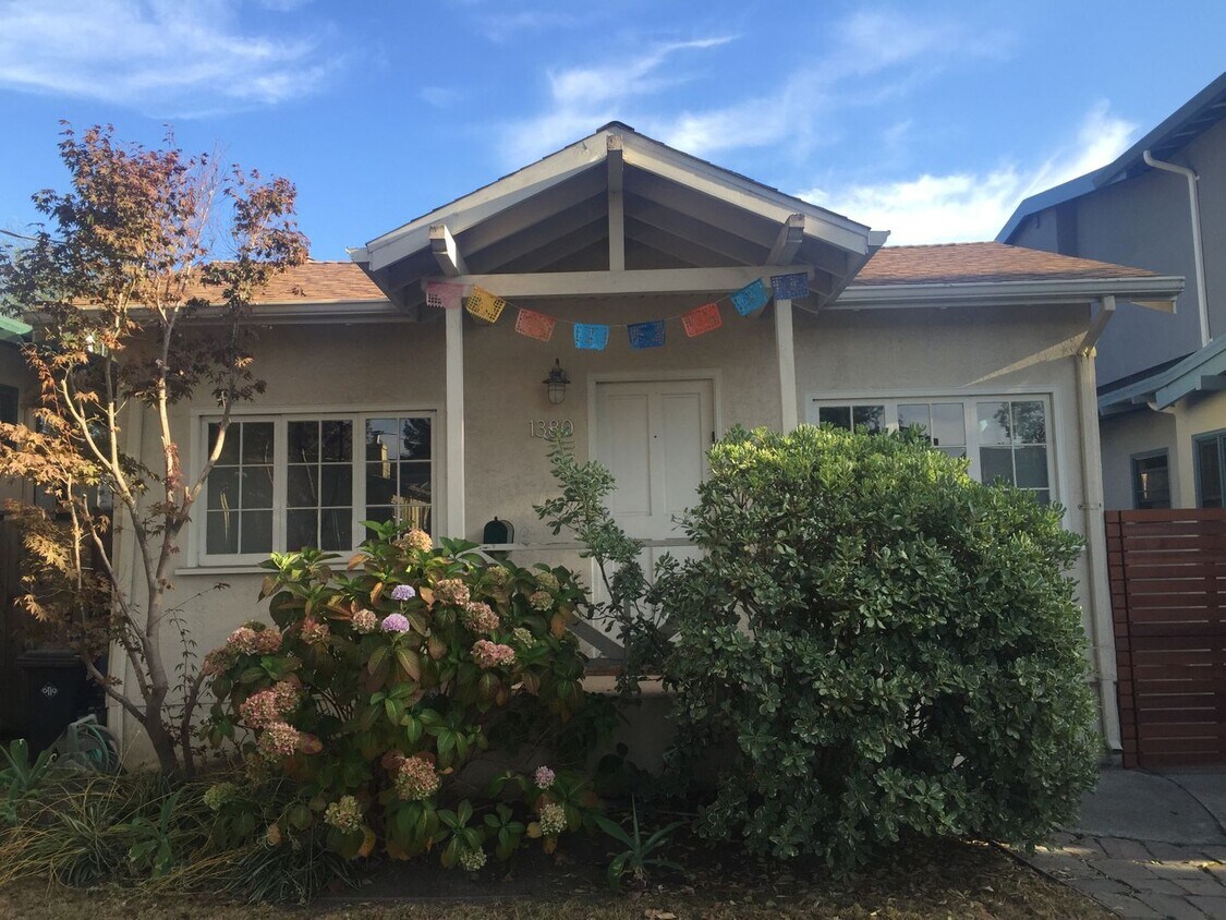 Primary Photo - Cute Berkeley bungalow blocks from N. Berk...