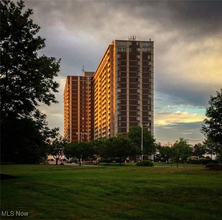 Foto principal - 12900 Lake Ave